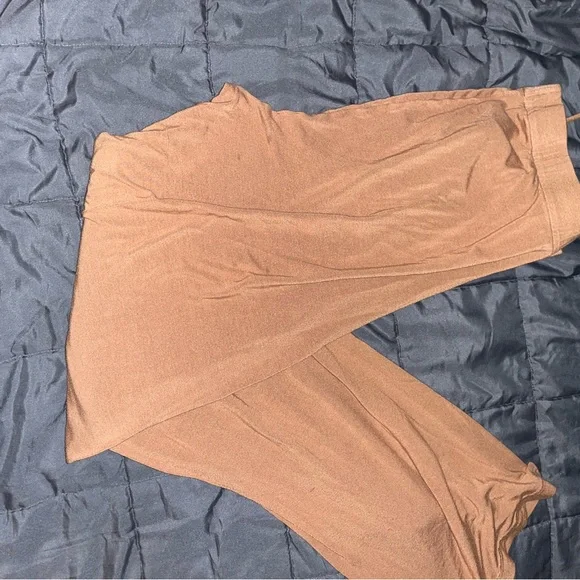 SKIMS Two-Piece Loungewear Set - Picture 4 of 5